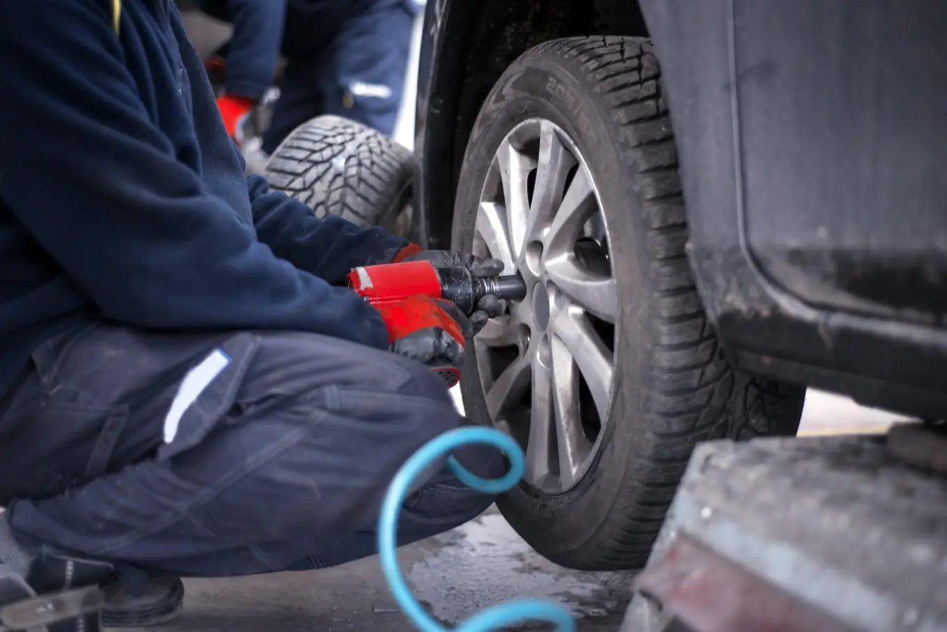 wymiana opon w samochodzie